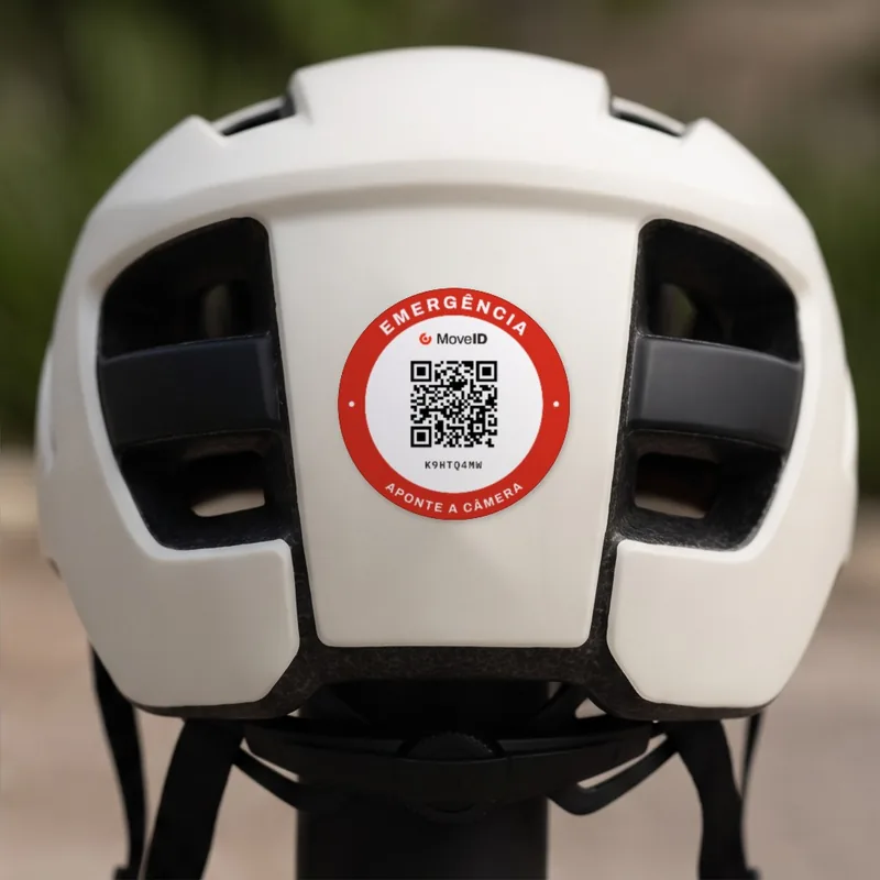 Capacete de ciclismo visto de trás com o adesivo redondo de emergência MoveID