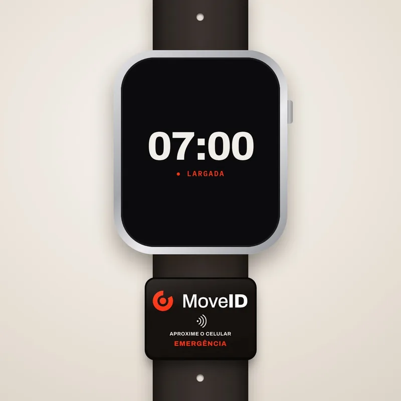 Relógio com a tag MoveID presa na pulseira, com o lado que se aproxima do celular para fora